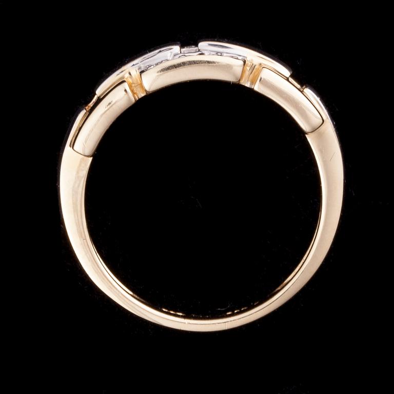 RING, 14K vitguld/gulguld, små diamanter tot. 0,06 ct. Stämplad med Stockmann logo. Vikt 3,9 g.