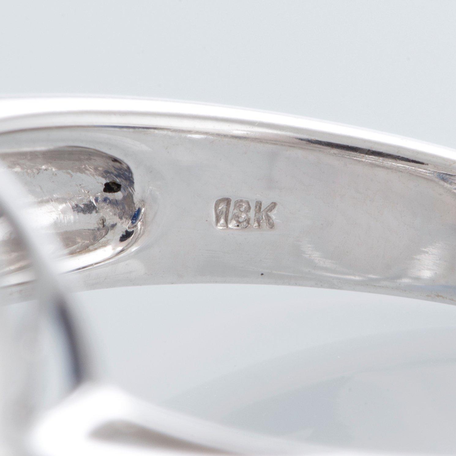 Ring med en fasettslipad safir 4.99 ct enligt uppgift och runda briljantslipade diamanter.