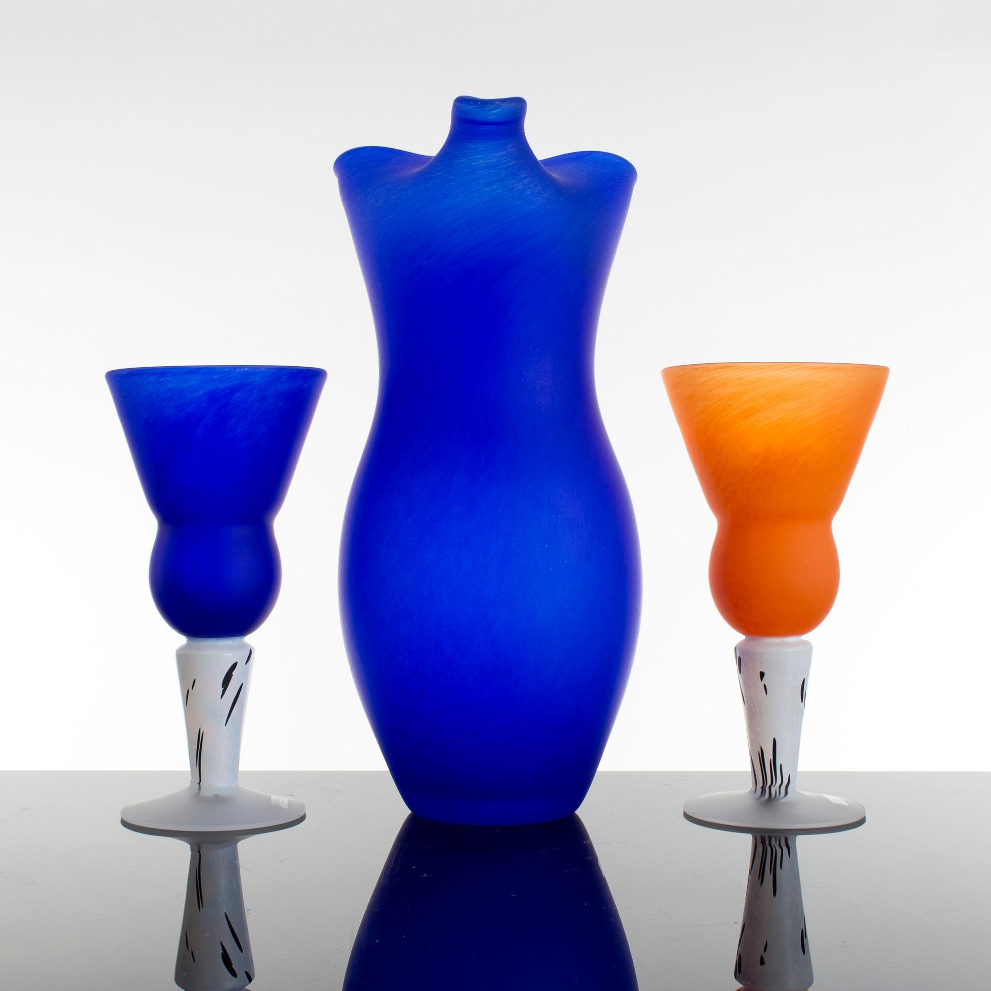 GUNNEL SAHLIN, a pitcher and twelve glasses from Kosta Boda. Signed.