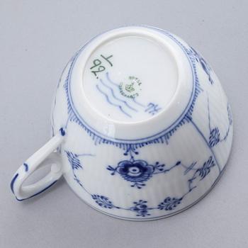 SERVISDELAR, 39 delar, porslin,  "Musselmalet", Porsgrund samt Royal Copenhagen, Norge och Danmark, 1900-tal.