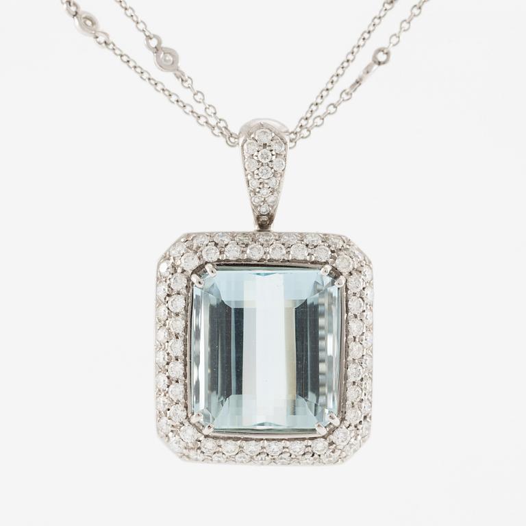 Hänge med kedja 18K vitguld med en trappslipad akvamarin och runda briljantslipade diamanter.