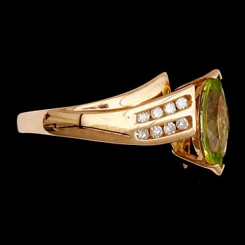 RING, 10 k guld, peridot ca 1.0 ct samt briljanter tot ca 0.16 ct.