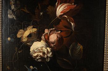 Stilleben med rosor och tulpan i skål.