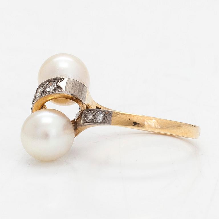 An 18K gold ring, cultured pearls and diamonds totalling approx. 0.18 ct. Hans Göran Hardt, Helsinki 1965.