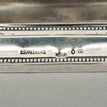 SKRIVSTÄLL, silver, CG Hallberg, Stockholm, 1917. Brickans vikt 210 g.