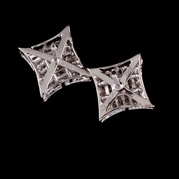 ÖRHÄNGEN, ett par, 14k vitguld med prinsesslipde diamanter, totalt ca 1.50 ct, utländska stämplar. Vikt 3 g.