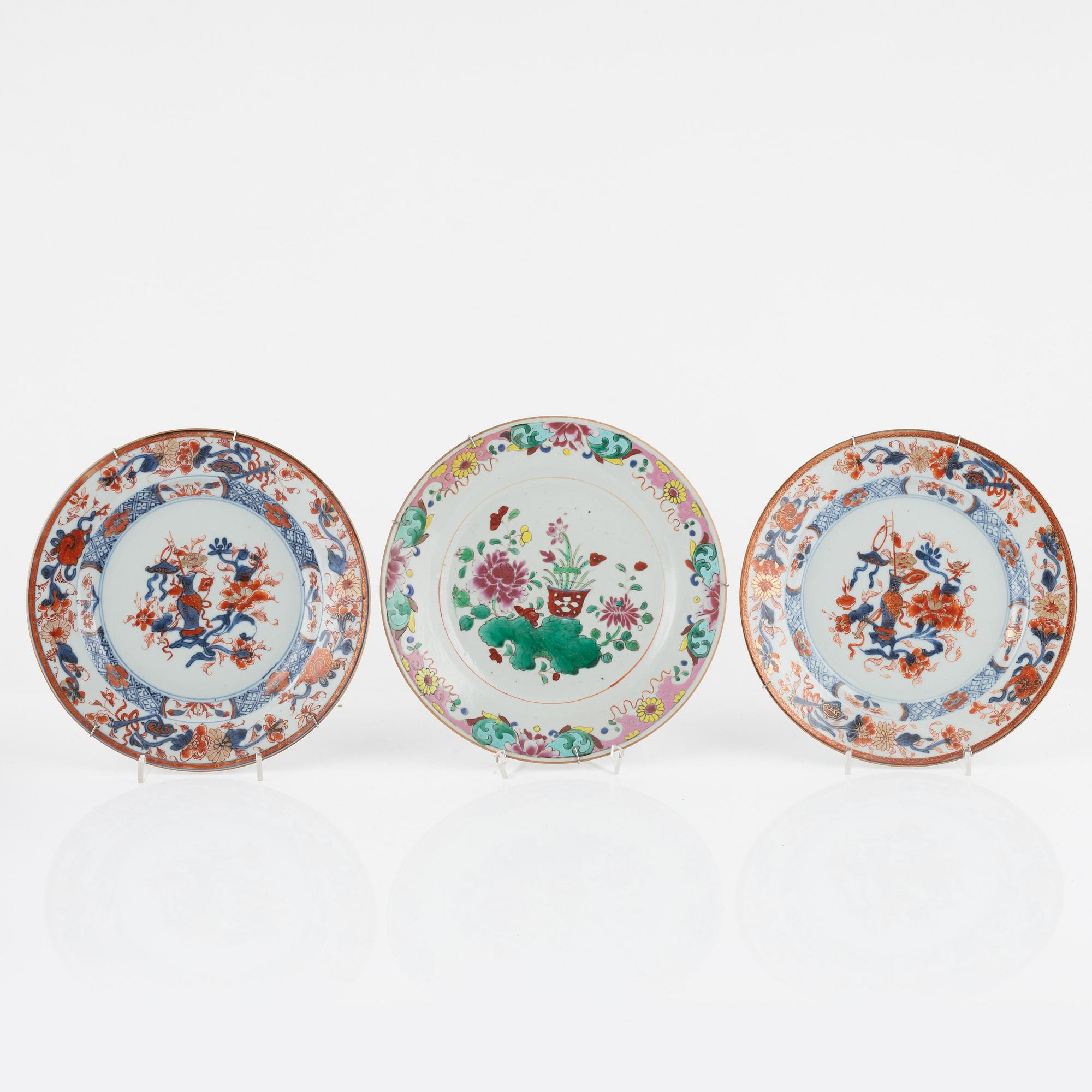 A set of 15 famille rose dinner plates, Qing dynasty, Qianlong and one Canton 19th Century.