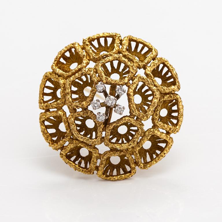 An 18Kgold brooch with diamonds ca. 0.16 ct in total.