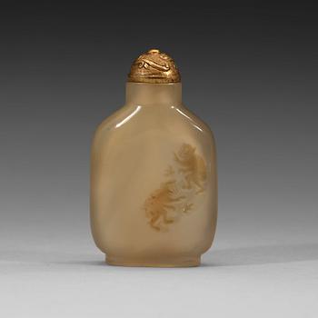 A silhouette chalcedony snuff bottle, Qing dynasty, 19th century.