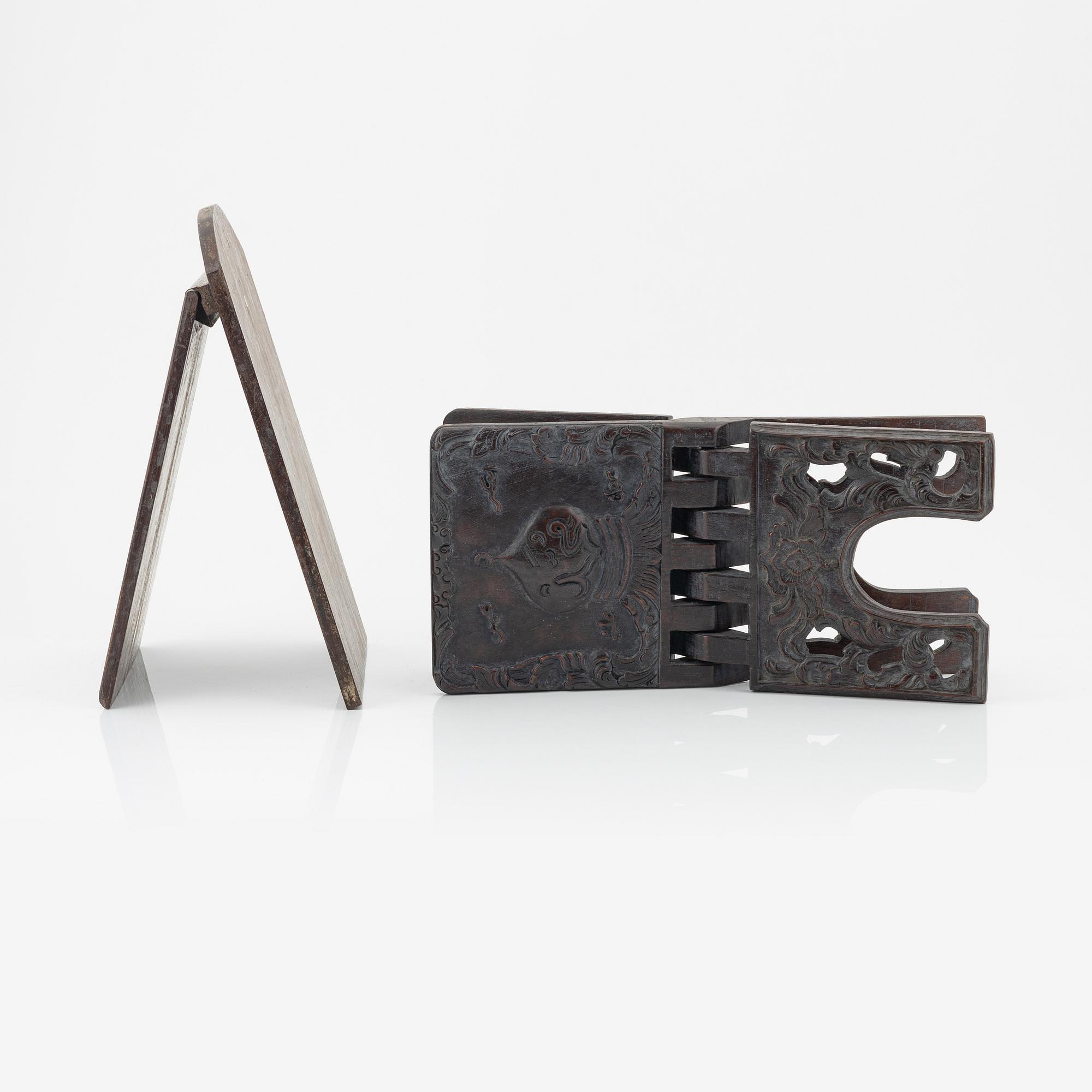 Ask med lock, koranställ samt brevhållare, trä. Indonesien, Jakarta, 1900-tal.