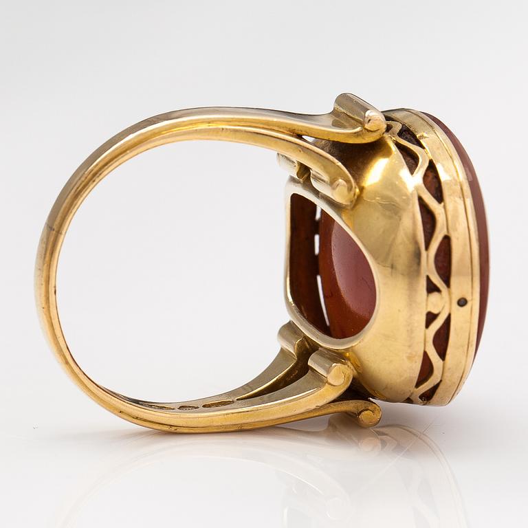 Oskar Pihl, An 18K gold ring with an agate. A Tillander, Helsinki 1945.