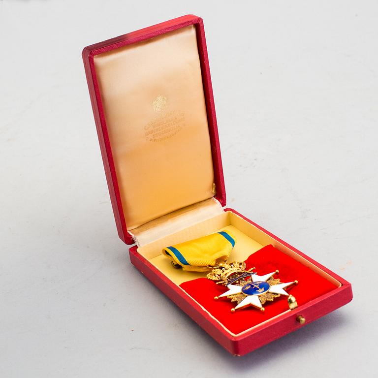 MEDAL, 18k gold, Pro Patria, 1947. Weight about 13 grams.