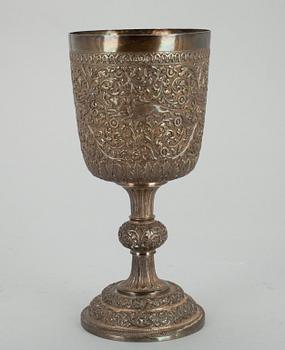 BÄGARE PÅ FOT, österländskt silver, h 26,5. Vikt ca 668 g.