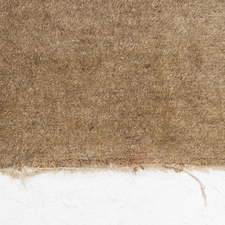 Carpet, China, approx. 137 x 207 cm.