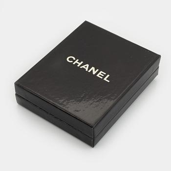 Chanel, a pair of gold tone clip-on earrings.