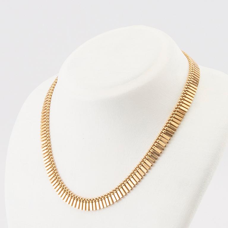 An 18K gold necklace by Unoaerre Italy.