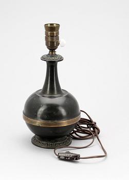 BORDSLAMPA, patinerad metall, 1930-tal.