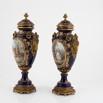 Lockurnor, ett par, porslin, Sèvresliknande märke, omkring år 1900.