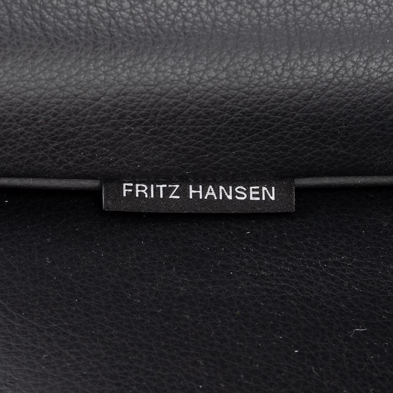 Arne Jacobsen, fåtölj med fotpall, "Ägget", Fritz Hansen, Danmark, 2022.