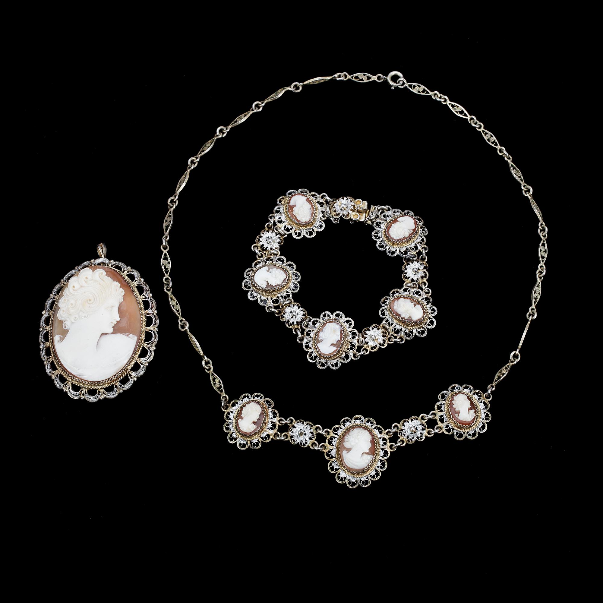 KAMÉGARNITYR, 3 delar, silver, snäckskal, troligen Italien och 1900-talets första hälft.