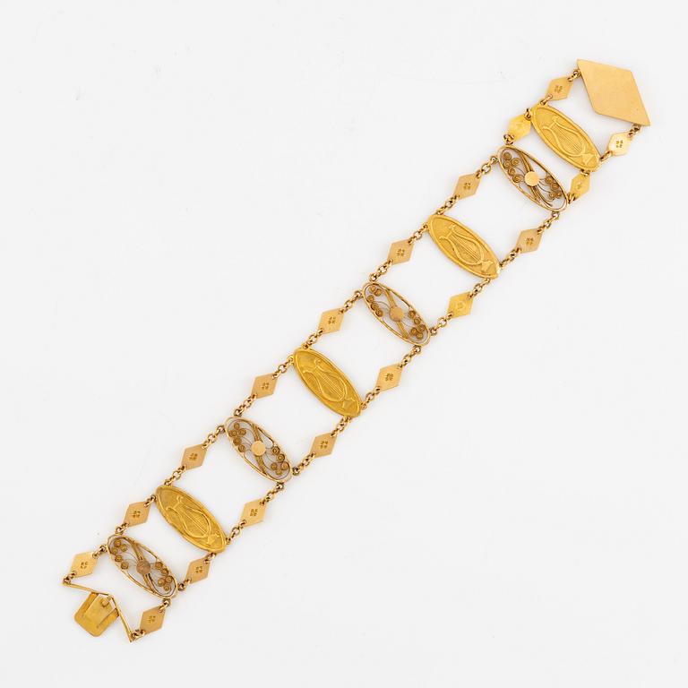 A bracelet in 20K gold.