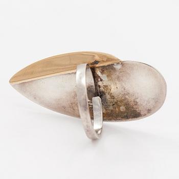 Paula Häiväoja, A sterling silver and gold ring "Taittovan kulman peilit". Pentti Roos, Helsinki.