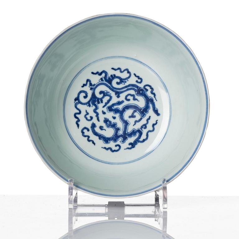 Skål, porslin. Qingdynastin, Yongzheng (1723-35).