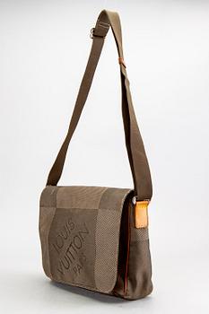 Louis Vuitton "Mesaju", axelväska.