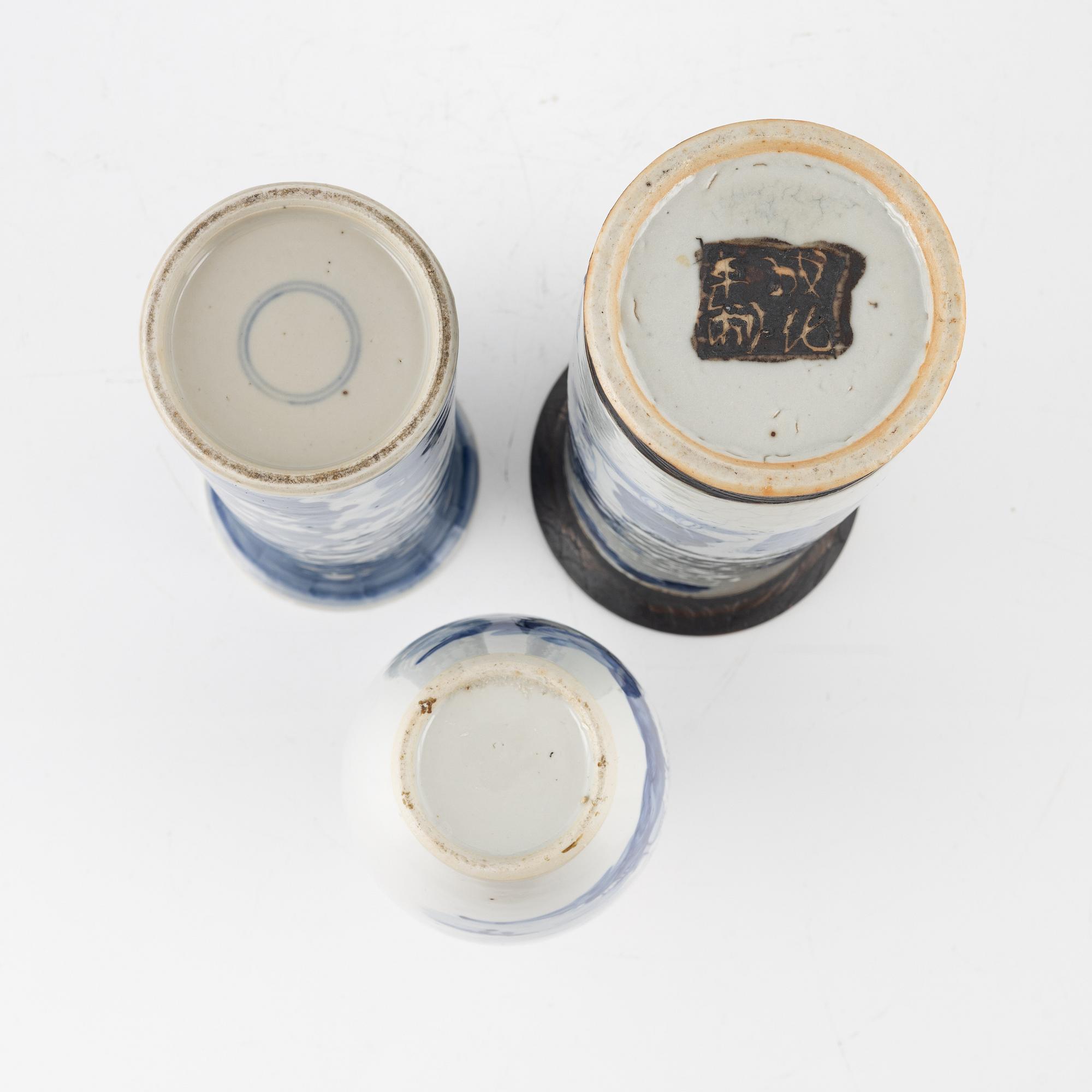 Three Chinese porcelian vases, early 20th Century.