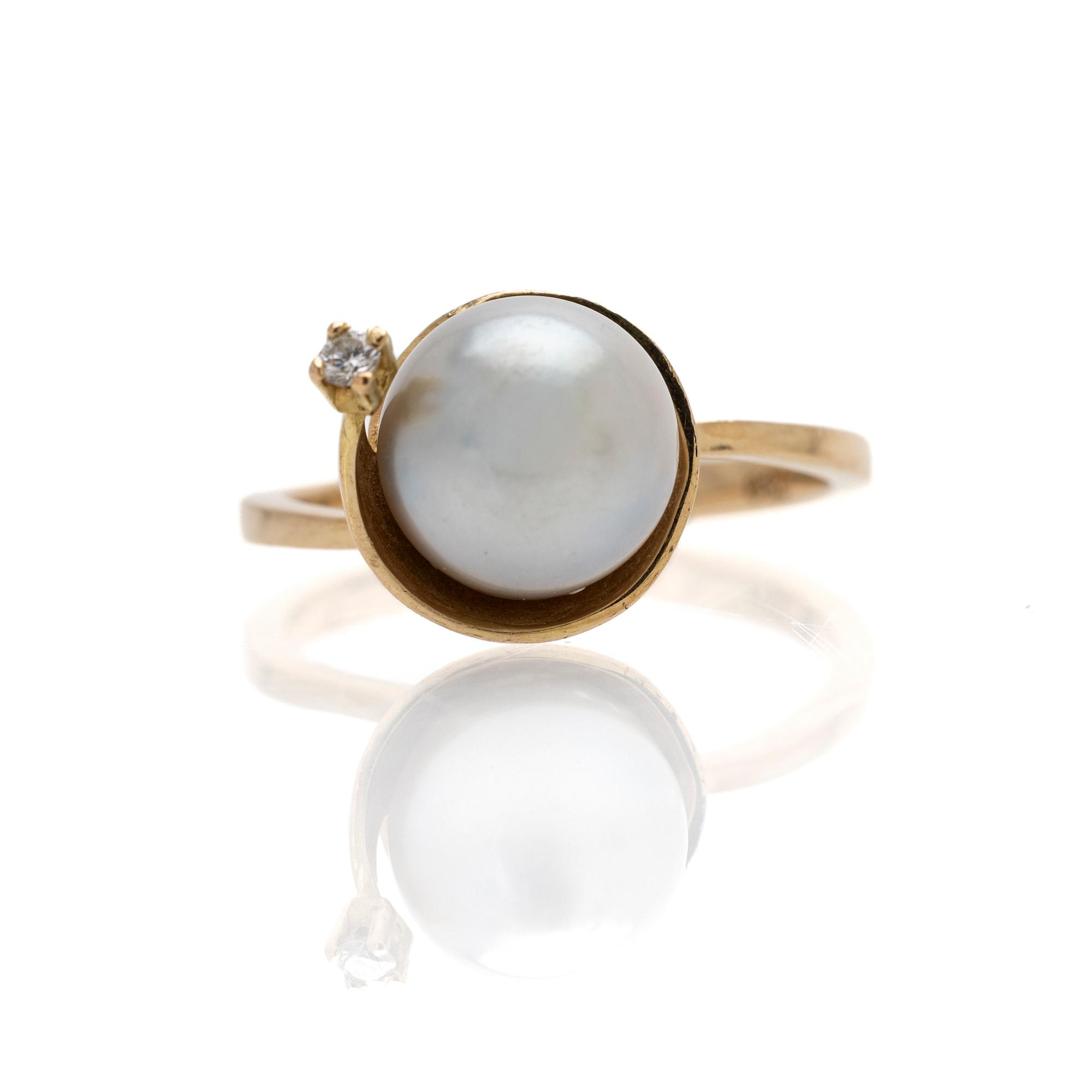 18K gold ring with a cultured pearl and a diamond.
