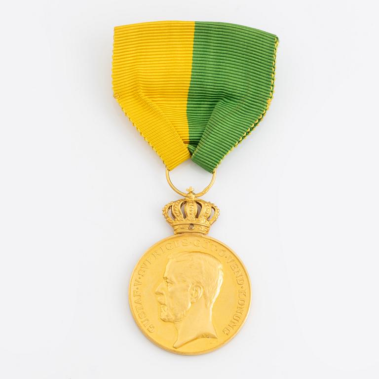 Gustaf V, medalj, 18 k guld, Kungliga Patriotiska Sällskapet, 1947.