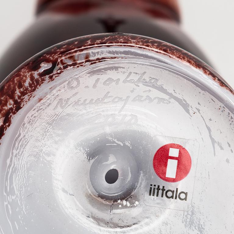 Oiva Toikka, annual glass bird with its glass egg, signed O. Toikka Nuutajärvi, dated 2010. Egg numbered 100/750.