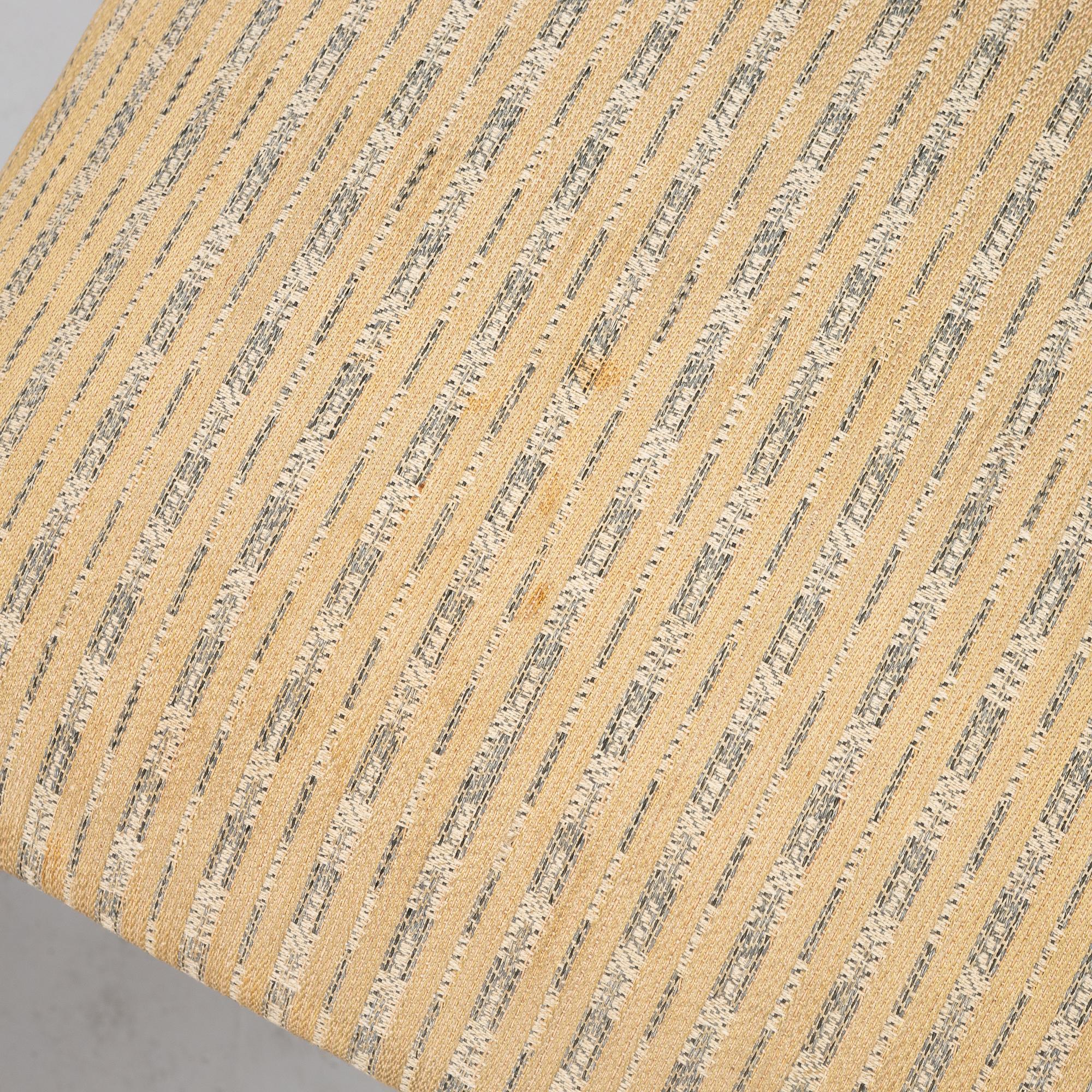 Taburetter, ett par, gustavianska, omkring 1800.