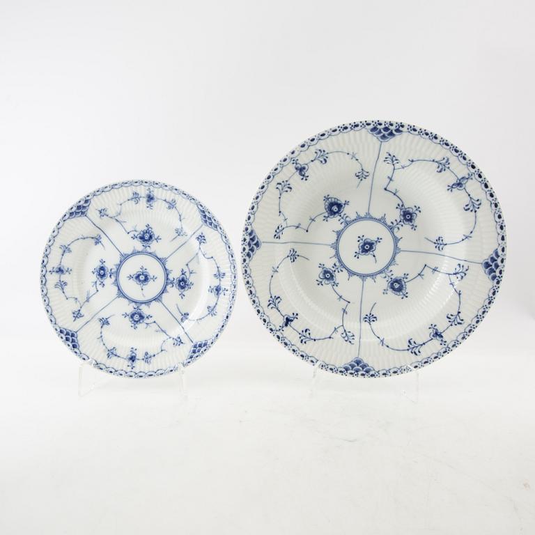 Royal Copenhagen, servis, 92 delar, "Musselmalet halvblonde" , Royal Copenhagen, Danmark.