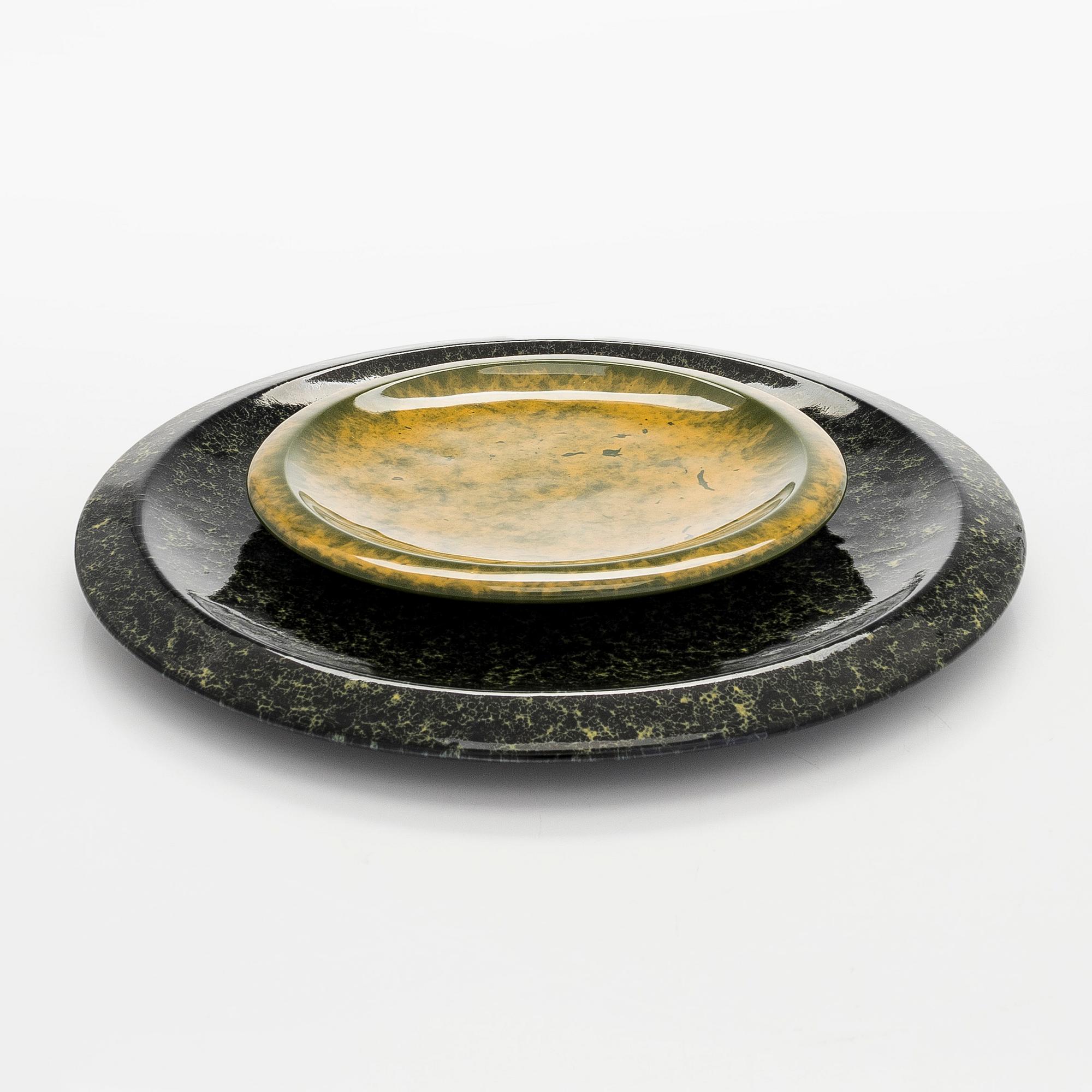 Fujiwo Ishimoto, Two porcelain dishes, Arabia 1990s.