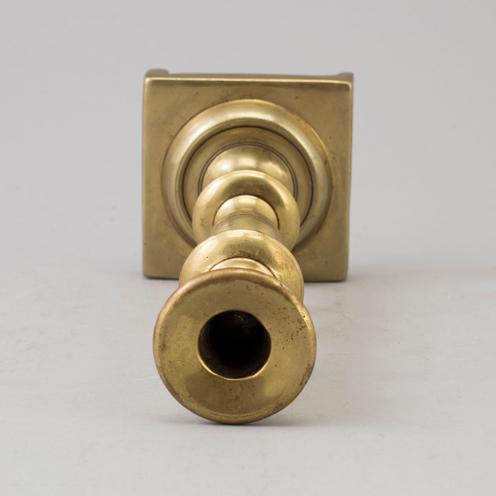 AN 18TH CENTURY BRONZE CANDLESTICK.