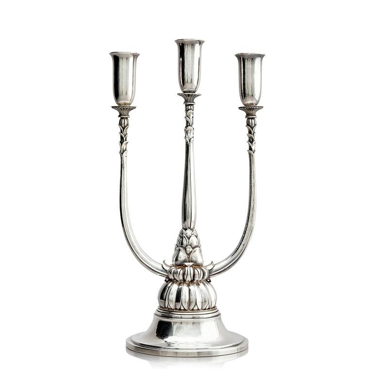 Georg Jensen, trearmad kandelaber, sterling silver, design Harald Nielsen, modell nr 595, Köpenhamn 1925-1932.