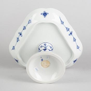 Skålfat på fot, porslin, Royal Copenhagen, "Musselmalet", 1870-1890.