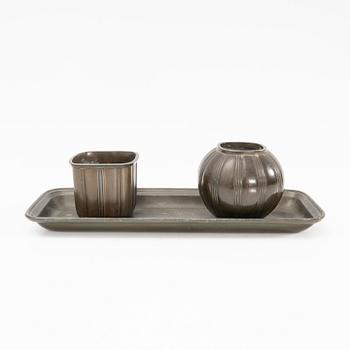 Just Andersen, vaser och bricka, 3 dlr, Danmark, 1900-talets första hälft.