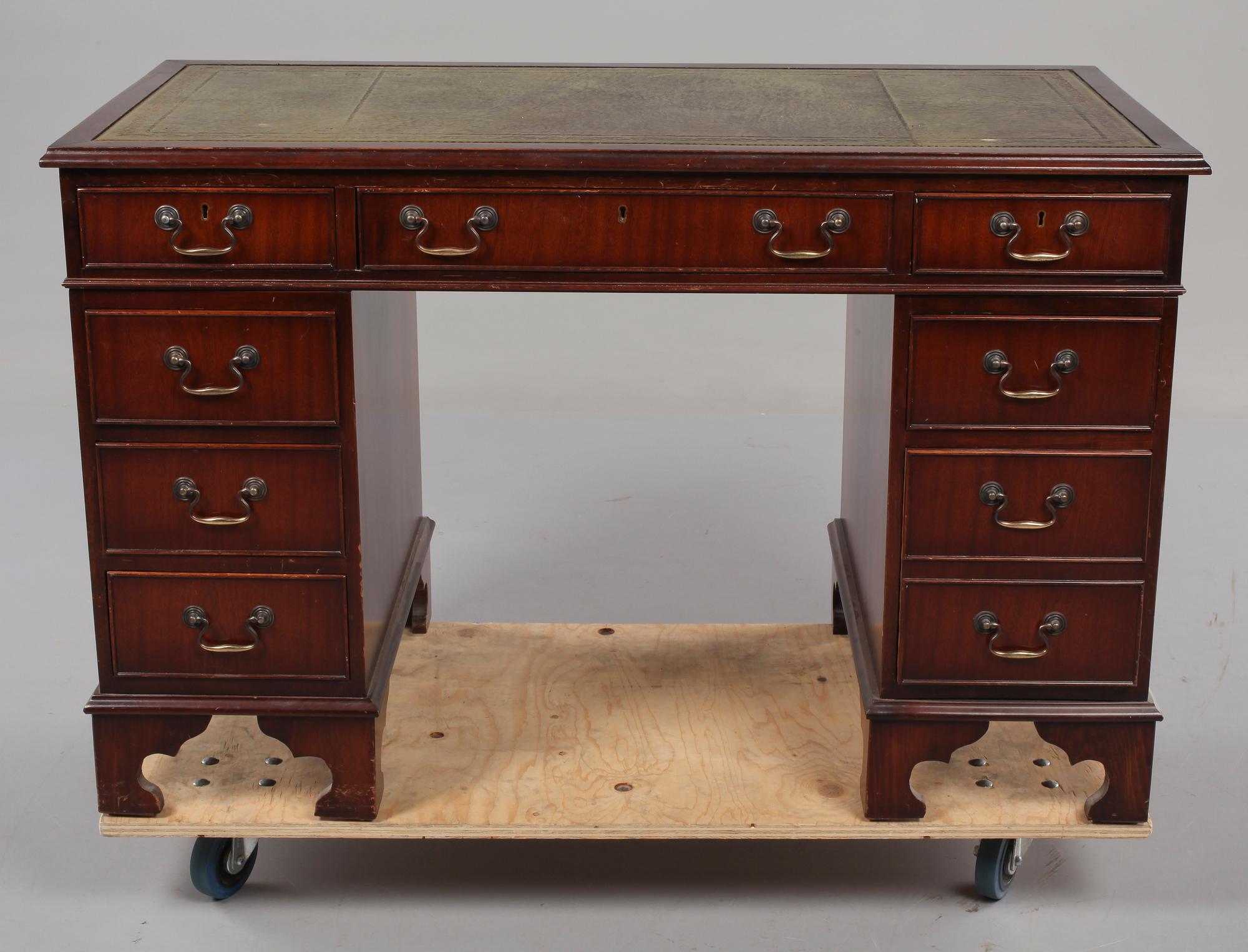 SKRIVBORD, engelsk stil, 1900-talets andra hälft.