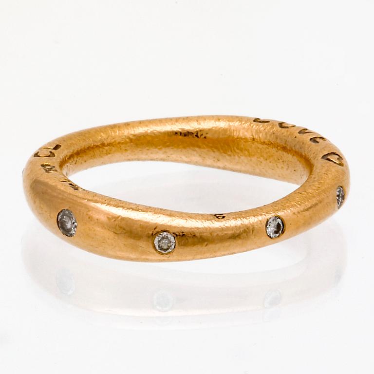 Ole Lynggaard ring 18K gold,  9 brilliant-cut diamonds 0,18 ct in total TW VS.