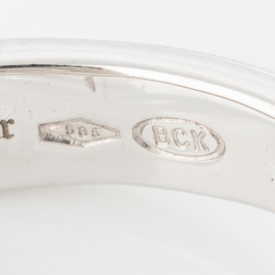 Ring 14K white gold set with round brilliant-cut diamonds.