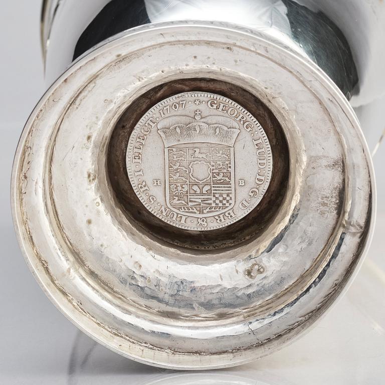 Fredrik Petersson Ström, bägare med lock, silver och kopparmynt, Stockholm 1789. Gustaviansk.