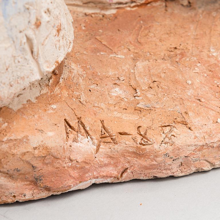 MILJA AARNIO, SKULPTUR, målad terracotta. Signerad och daterad MA -87.