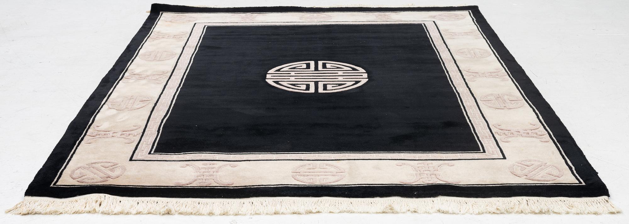 A Chinese rug, approx. 231 x 170 cm.