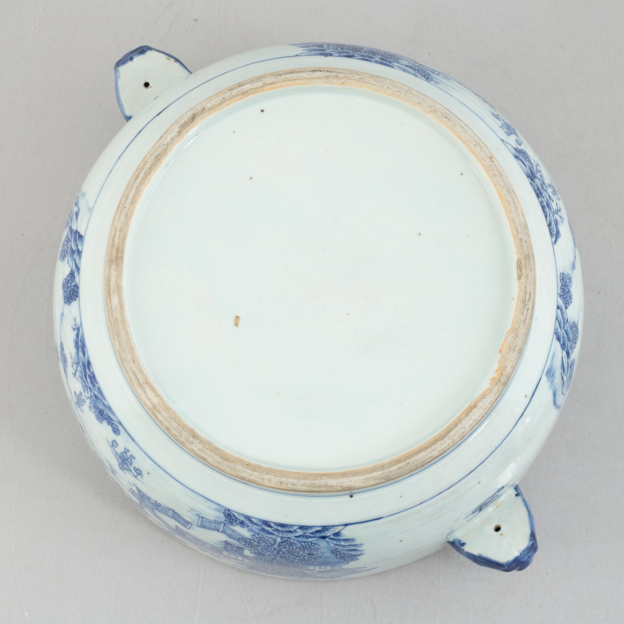 A Chinese export porcelain tureen with cover, Qing dynasty, Qianlong (1736-95).
