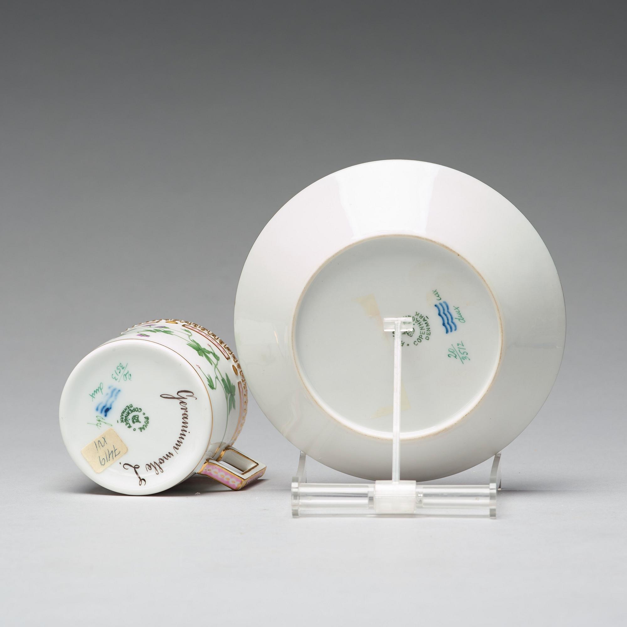 KAFFEKOPPAR med FAT, åtta stycken, porslin. "Flora Danica", Royal Copenhagen, Danmark.