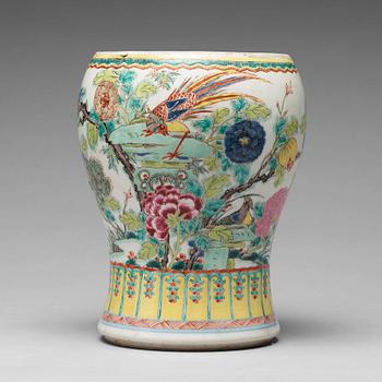 633. A famille rose vase, Qing dynasty, 18th Century.