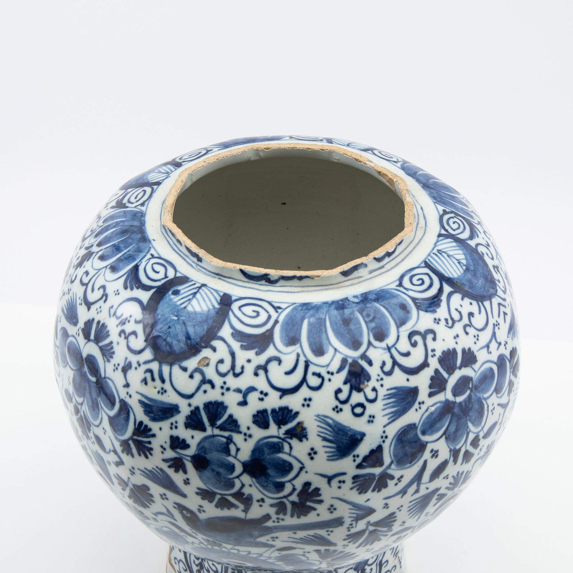 Urna, Delt, fajans, 1700-tal.