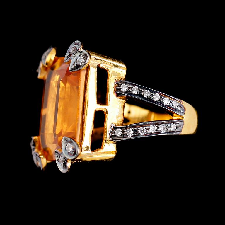 RING, förgyllt silver, citrin ca 16.00 ct, vita stenar.